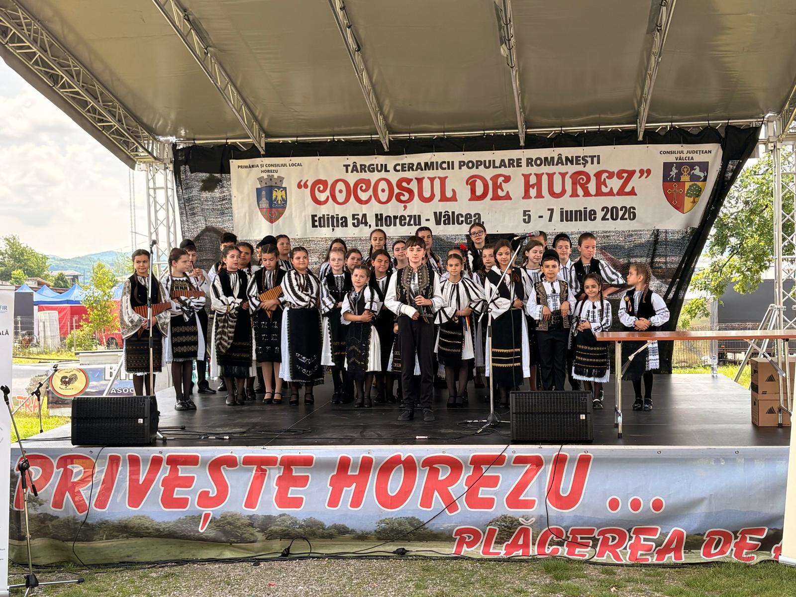 Copii pe scena Târgului Cocoșul de Hurez Copii în costume populare pe scena Târgului Cocoșul de Hurez din Horezu