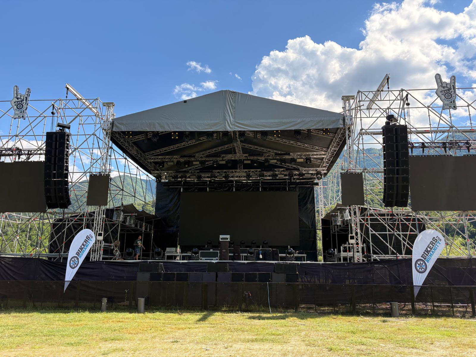 Scena Bikers for Humanity Rock Fest 2026 în pregătire la Brezoi Scena Bikers for Humanity Rock Fest 2026 de la Brezoi, aflată în pregătire înaintea festivalului