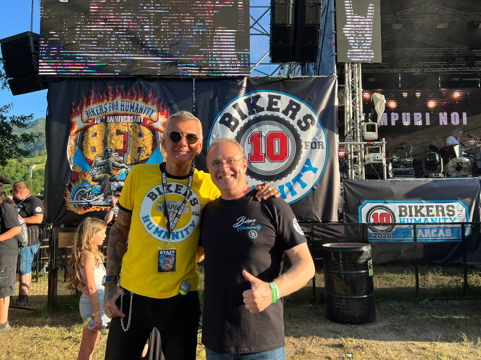 Grig Chiroiu și Cristian Hrubaru la Bikers for Humanity Rock Fest 2026 Grig Chiroiu alături de Cristian Hrubaru, fondatorul Bikers for Humanity, la festivalul de la Brezoi