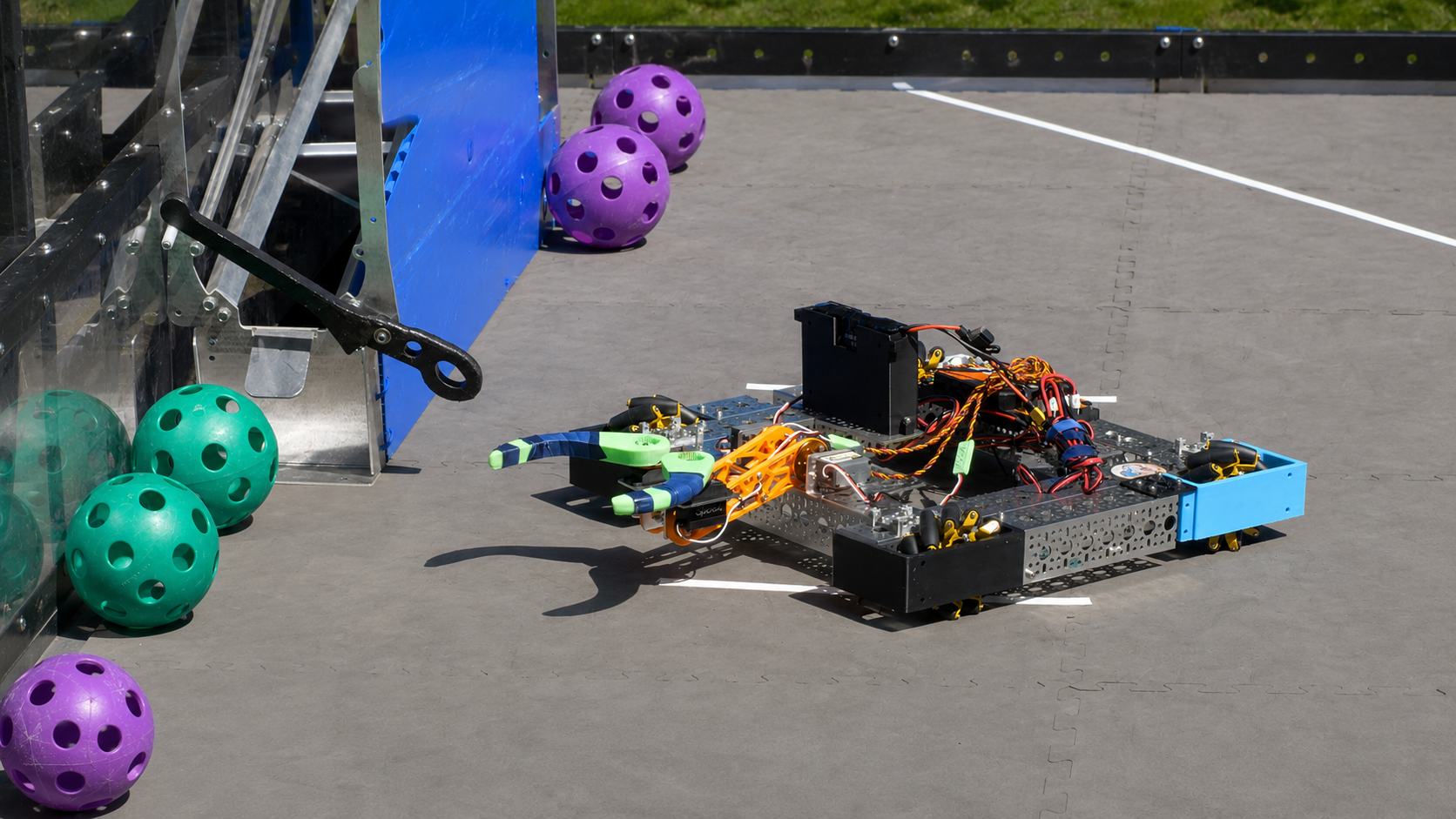 Robot construit de echipa Brute Force Drăgășani Robot construit de echipa Brute Force de la Colegiul Național Gib Mihăescu Drăgășani
