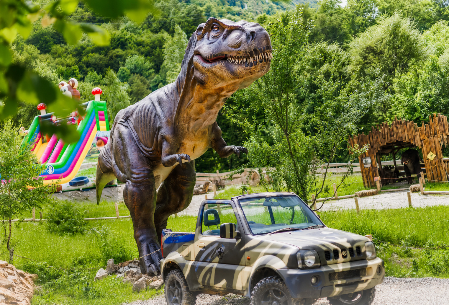 T-Rex animatronic la DexiWorld Park Malaia T-Rex animatronic, una dintre atracțiile principale de la DexiWorld Park Malaia