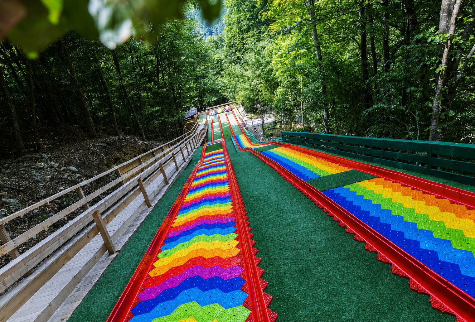 Pista de tubing de la DexiWorld Park Malaia Pista de tubing de la DexiWorld Park Malaia, atracție de aventură pentru copii și familie
